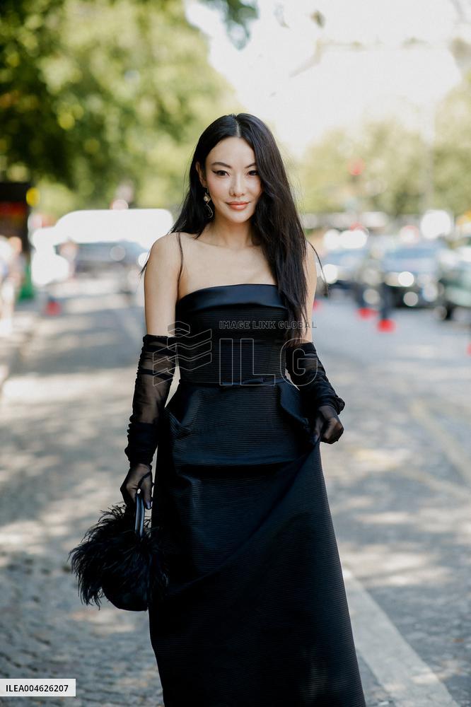 PFW - Viktor And Rolf Street Style