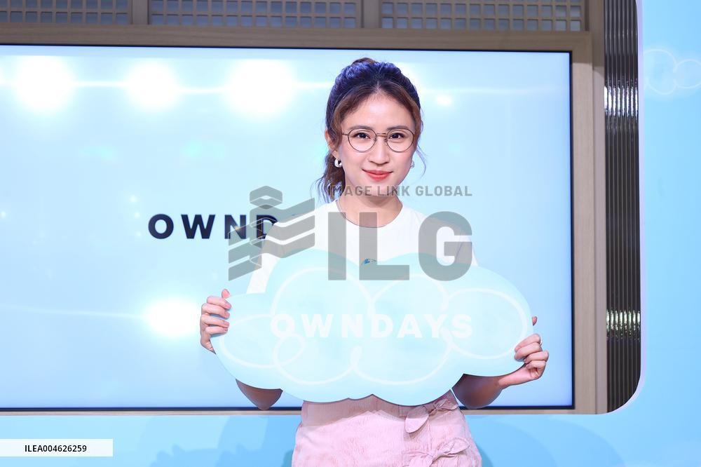 Taiwanese Female Singer 9m88