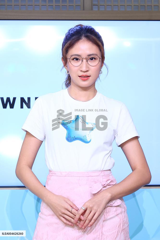 Taiwanese Female Singer 9m88