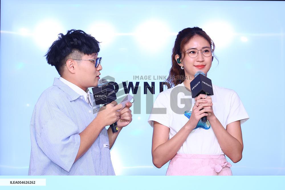 Taiwanese Female Singer 9m88