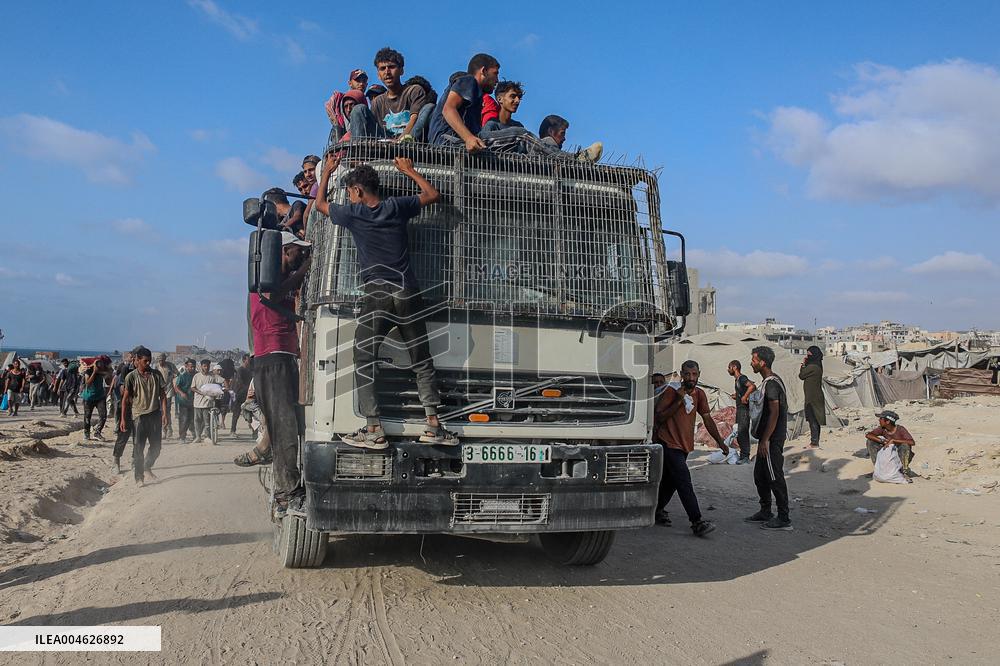 Palestinians Gather To Receive Limited Aid Amid Blockade - Palestine