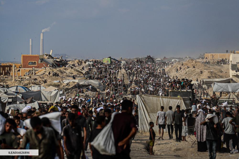 Palestinians Gather To Receive Limited Aid Amid Blockade - Palestine