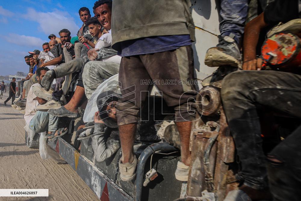 Palestinians Gather To Receive Limited Aid Amid Blockade - Palestine