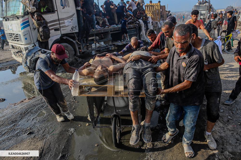 Palestinians Shot Near Zikim Crossing as Famine Worsens - Palestine