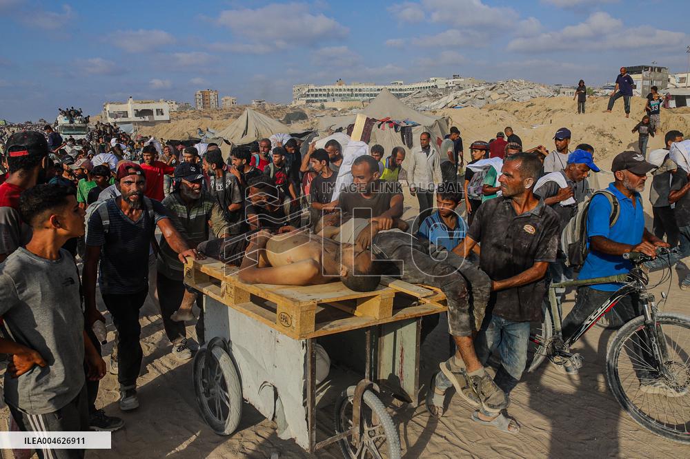 Palestinians Shot Near Zikim Crossing as Famine Worsens - Palestine