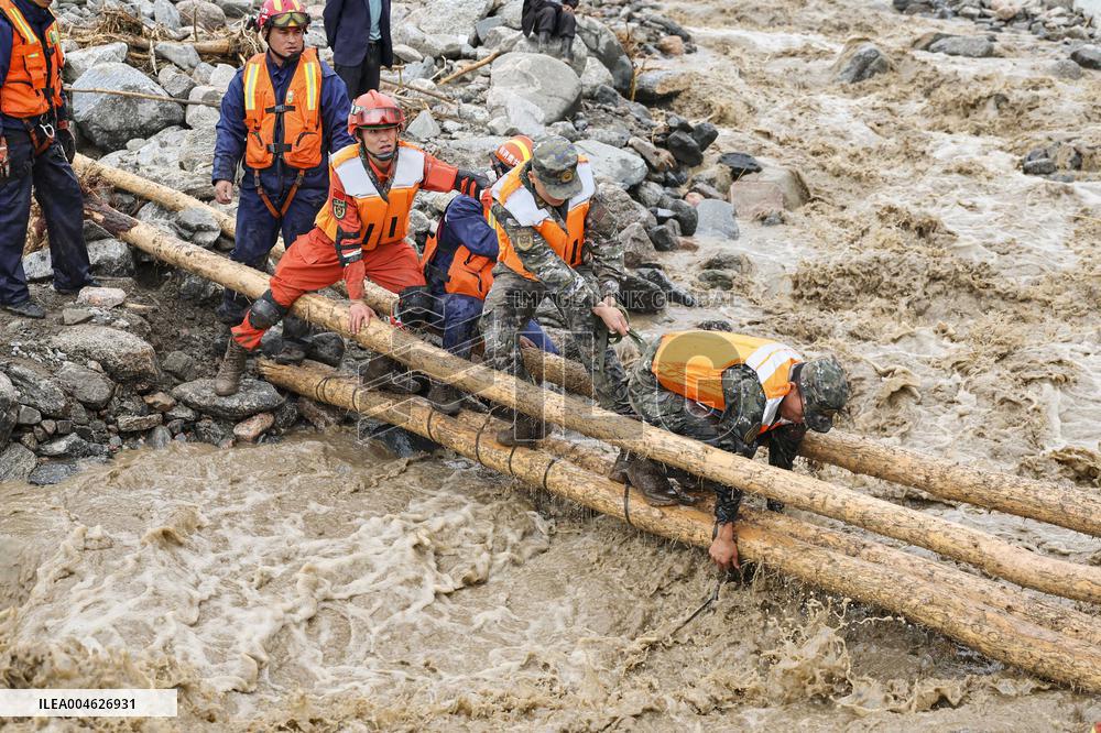 Mountain Torrents Leaves 10 Dead and 33 Missing - China