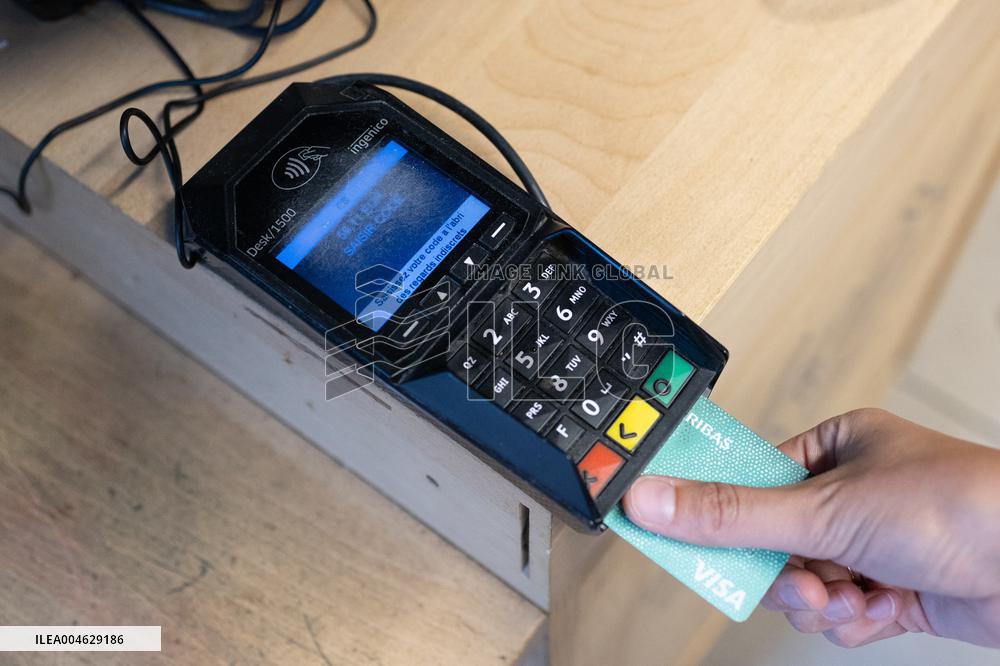 Credit card payment in a shop - Paris