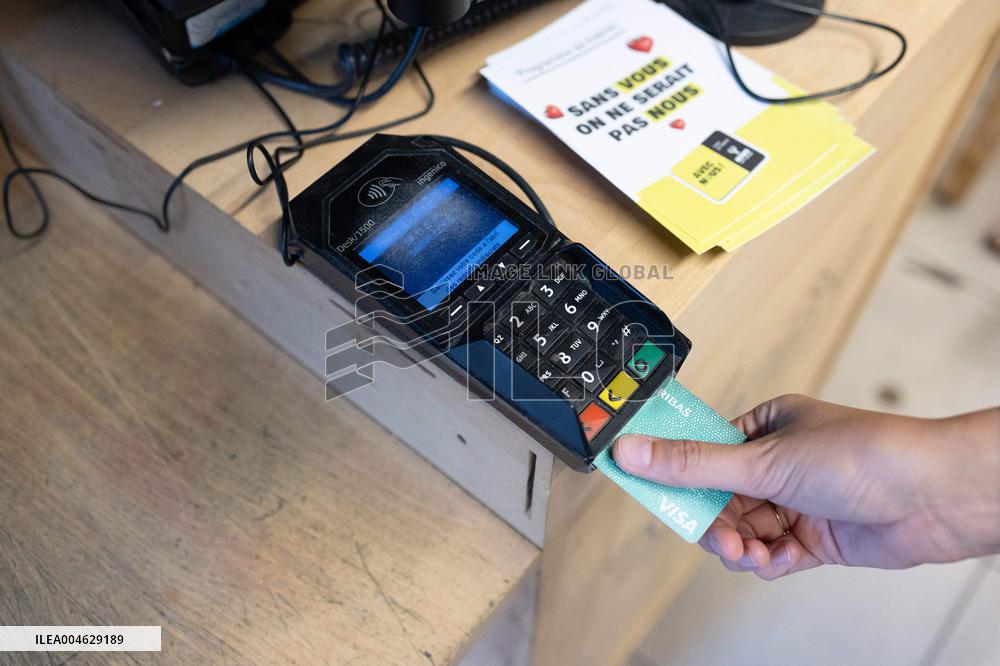 Credit card payment in a shop - Paris