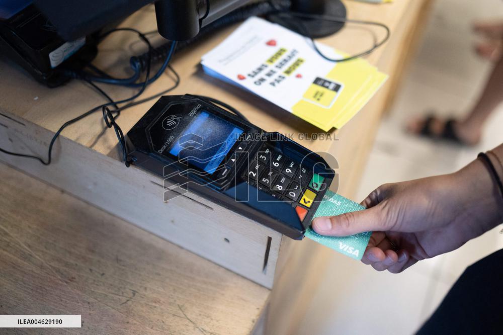Credit card payment in a shop - Paris