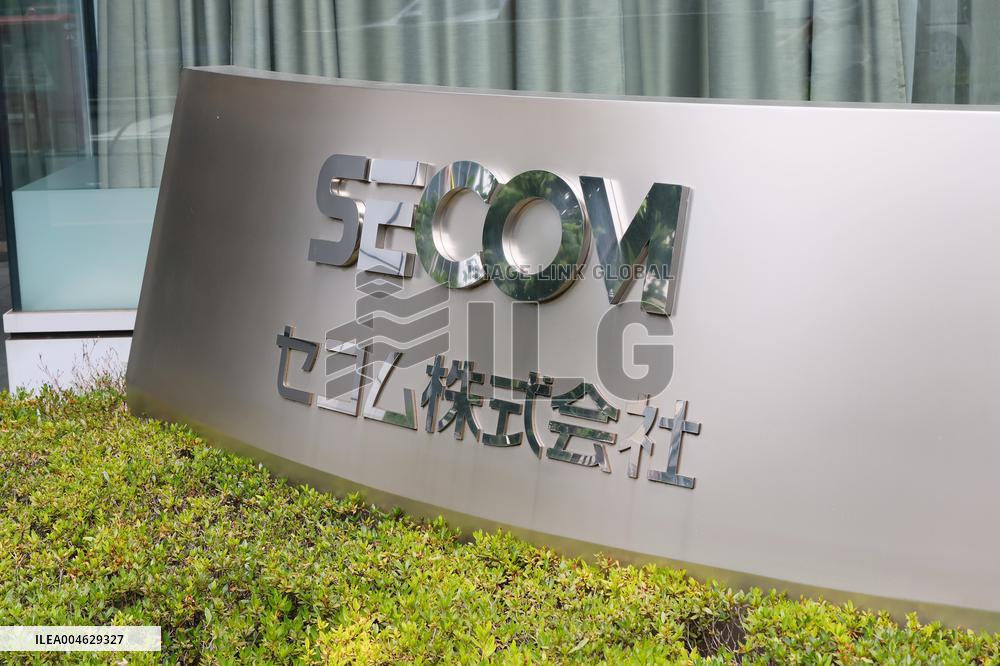 SECOM signage and logo