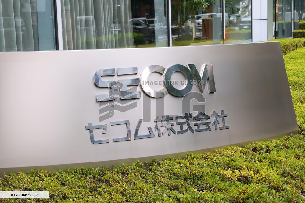SECOM signage and logo