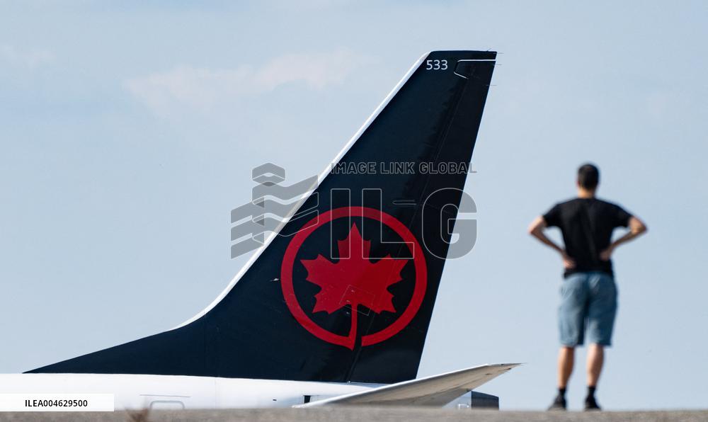 Air Canada Flight Attendants Hold Silent Protest at Vancouver Airport - Canada