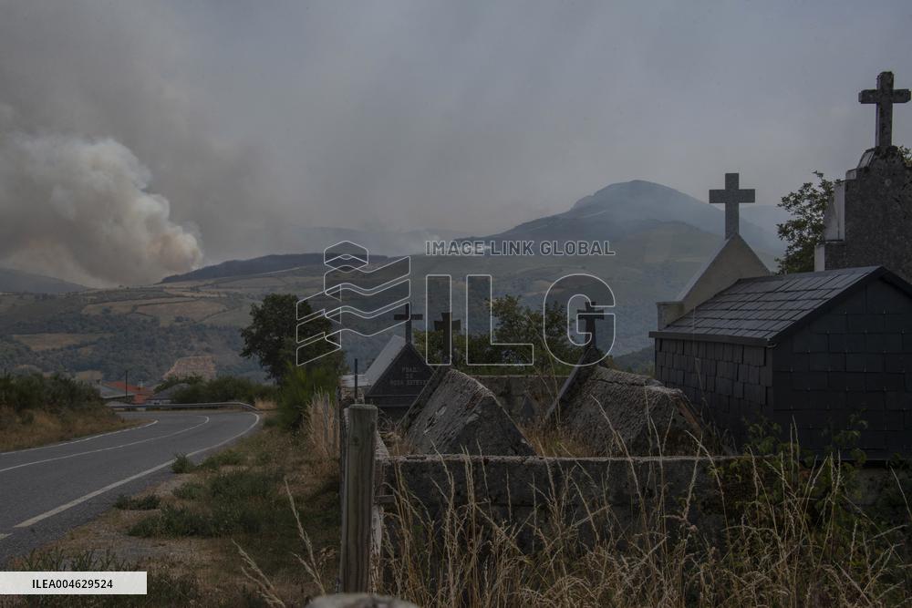 Galicia Fires Devastate Over 4,000 Hectares, Exceeding 2024 Total - Spain
