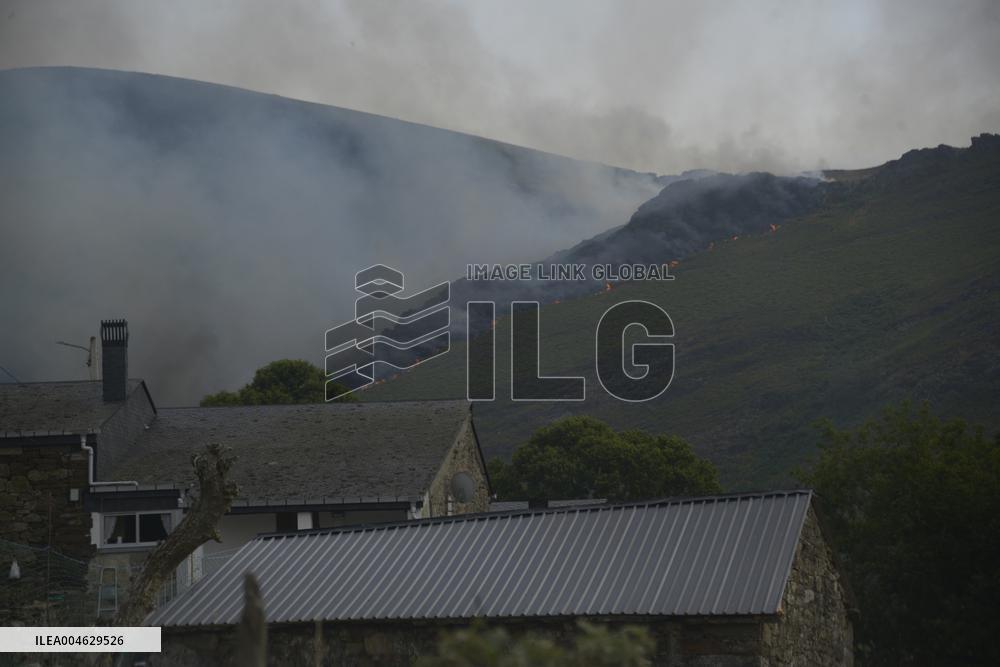 Galicia Fires Devastate Over 4,000 Hectares, Exceeding 2024 Total - Spain