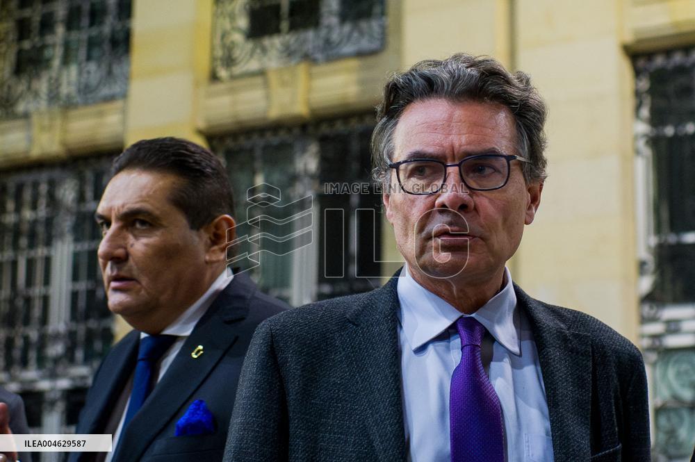 Colombian Senator Miguel Uribe Turbay Dies at 39 after Assasination Attempt