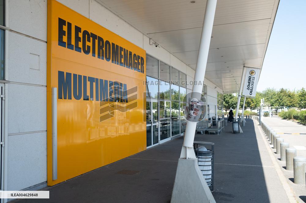 Illustration - Store and Shopping Center - Coignières