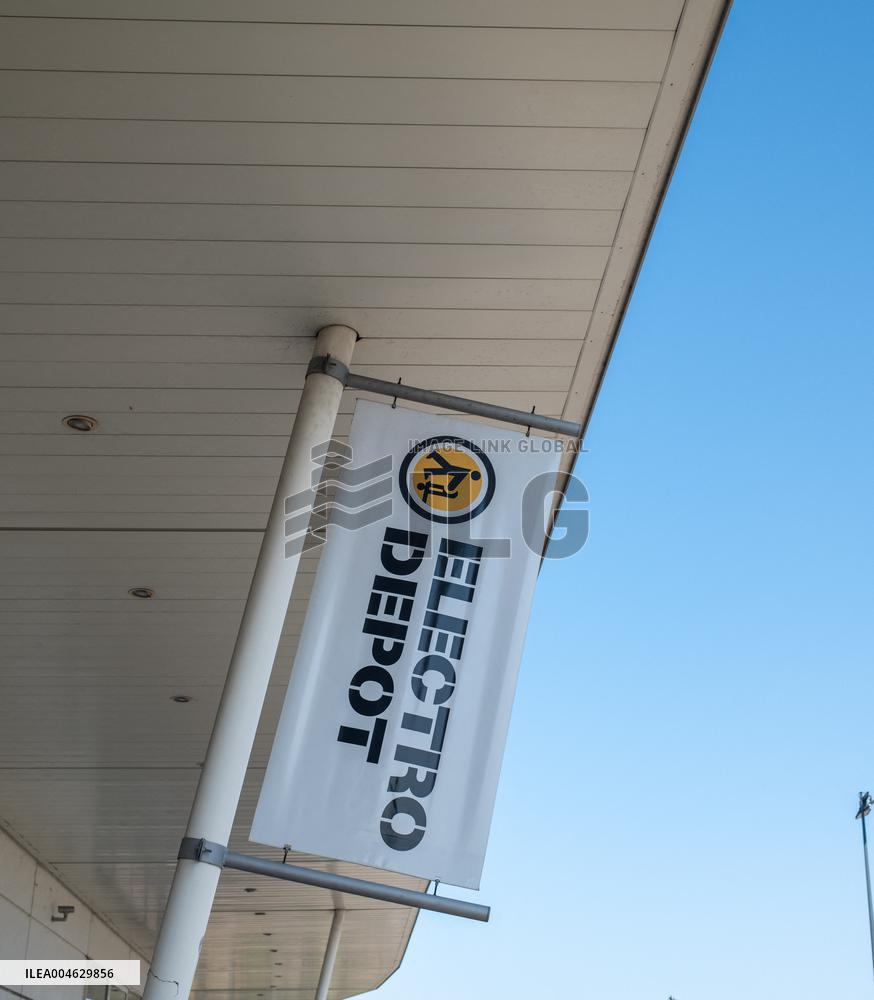 Illustration - Store and Shopping Center - Coignières