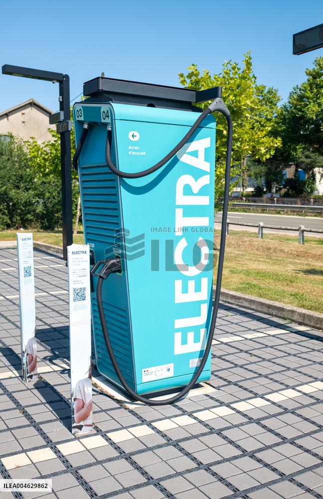 Illustration - Store and Shopping Center - Coignières