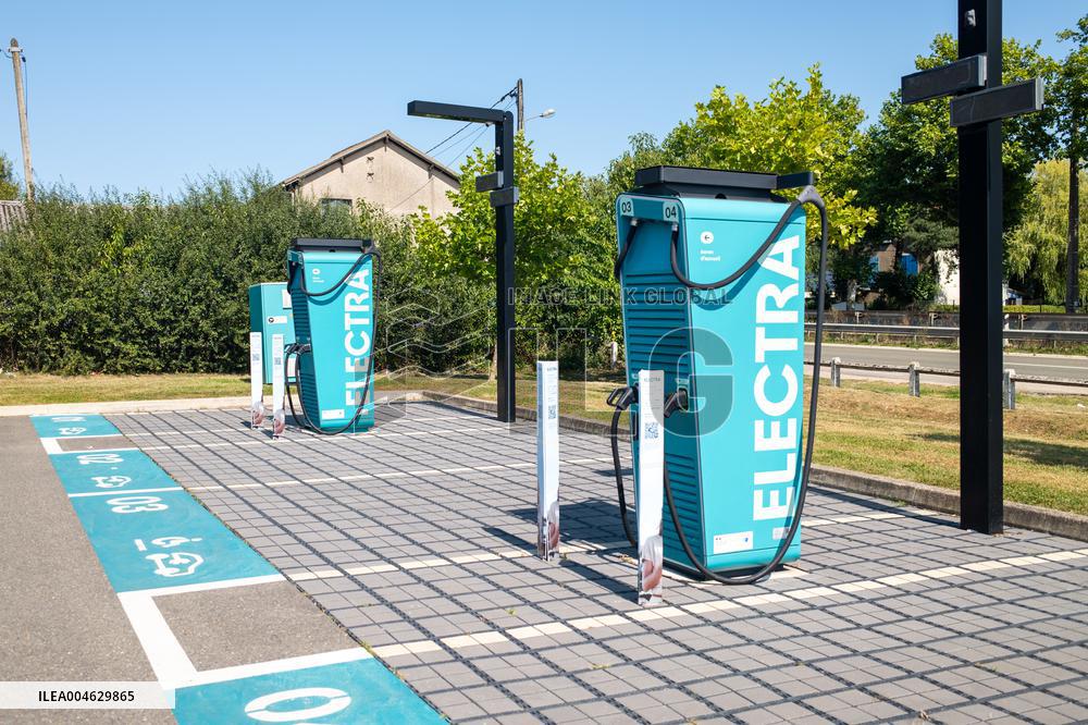 Illustration - Store and Shopping Center - Coignières