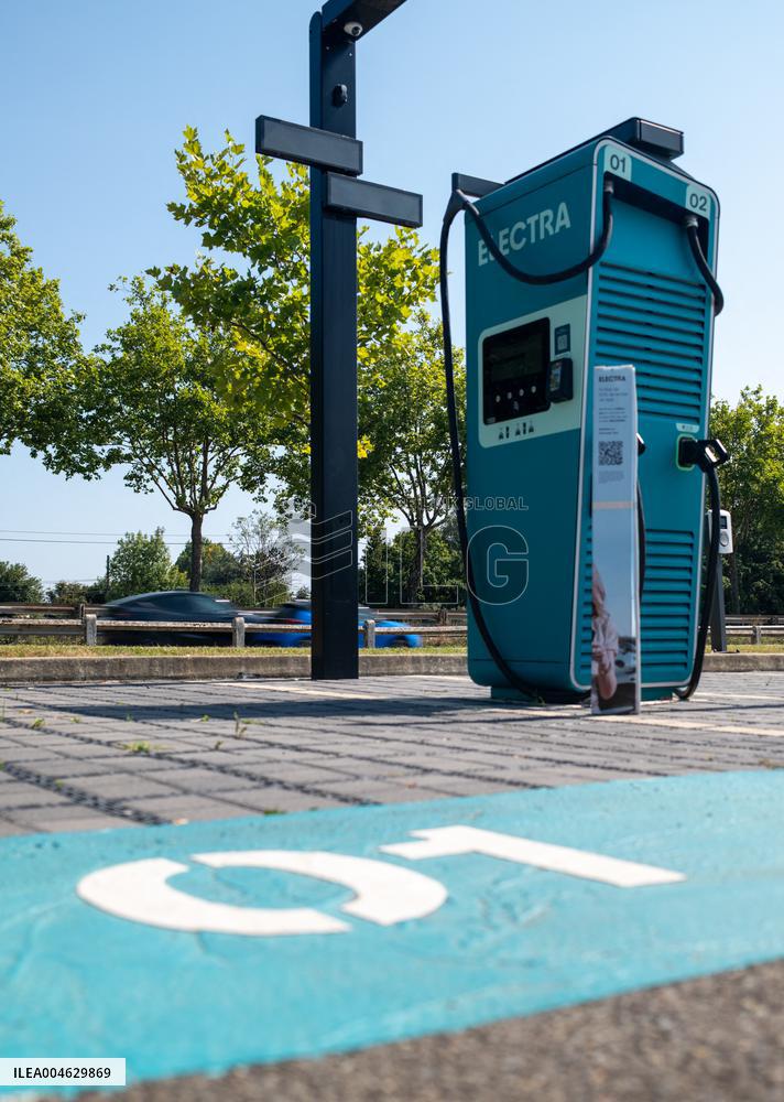Illustration - Store and Shopping Center - Coignières