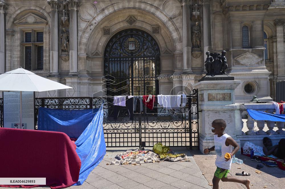 UTOPIA56 Action In Front Of Paris City Hall - France