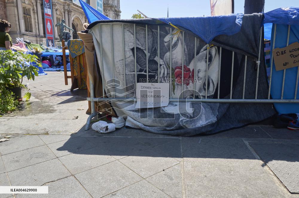 UTOPIA56 Action In Front Of Paris City Hall - France