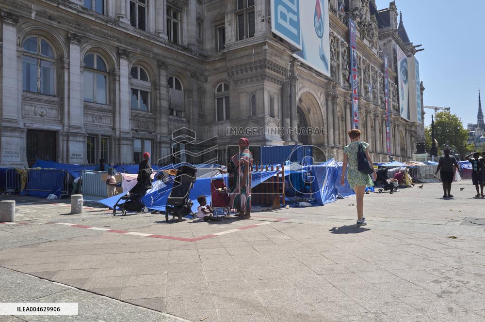 UTOPIA56 Action In Front Of Paris City Hall - France