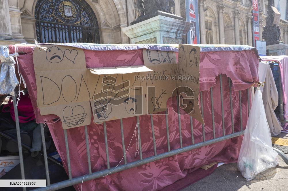 UTOPIA56 Action In Front Of Paris City Hall - France