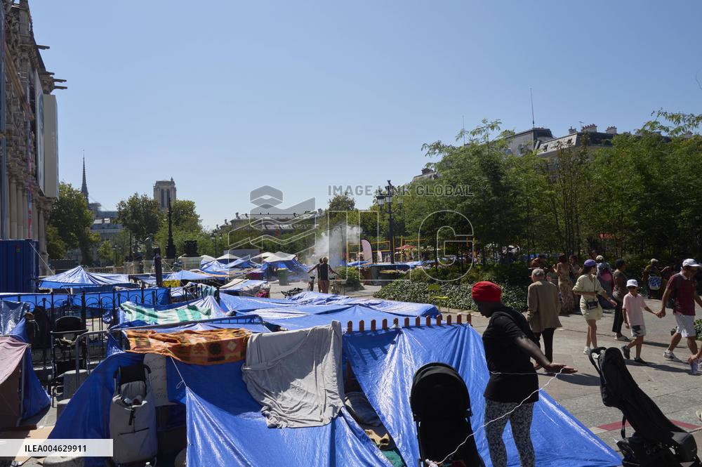 UTOPIA56 Action In Front Of Paris City Hall - France