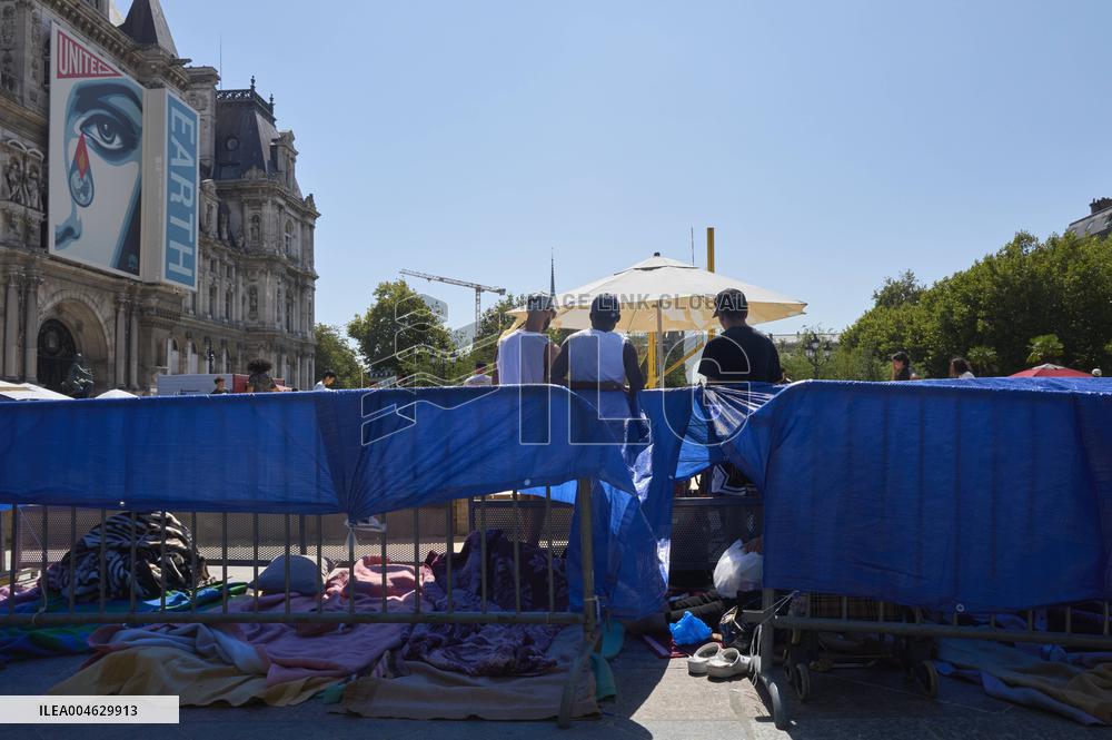 UTOPIA56 Action In Front Of Paris City Hall - France