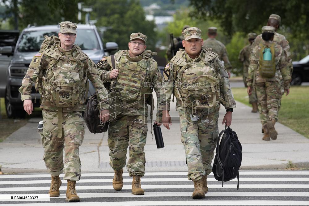 Member of the National Guard arrive - Washington