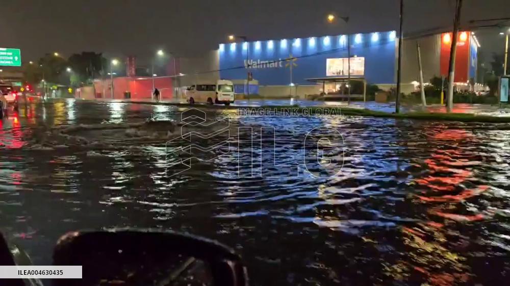 Mexico: Heavy Rain Triggers Flooding in Mexico City, Disrupting Airport Operations 3