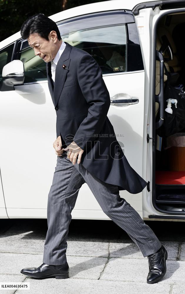 Ex-industry minister visits war-linked Yasukuni shrine