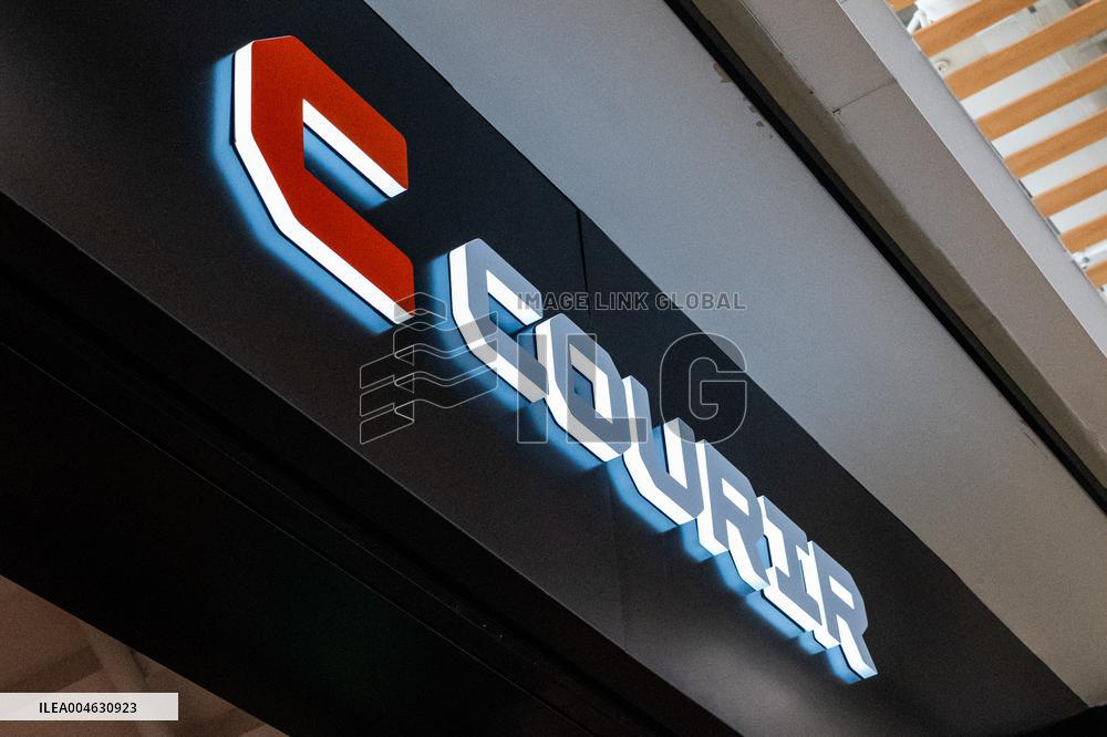 Shop and Logo - Shopping Center - Rambouillet