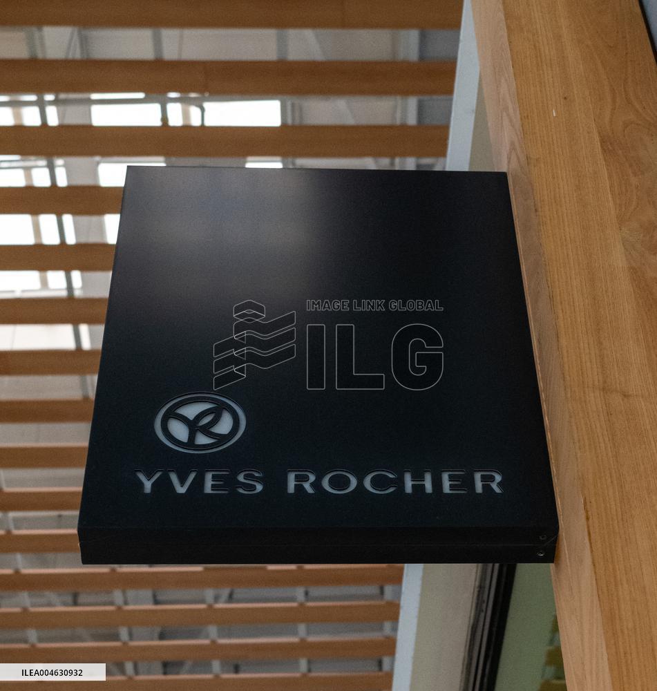 Shop and Logo - Shopping Center - Rambouillet