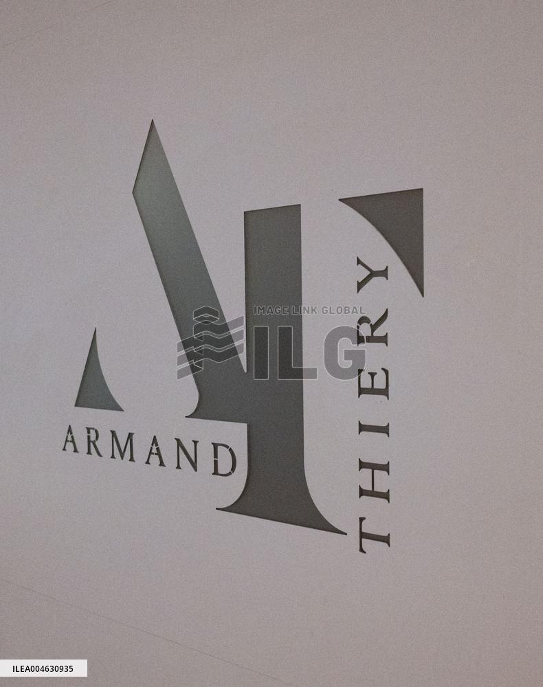 Shop and Logo - Shopping Center - Rambouillet