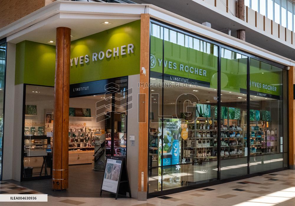 Shop and Logo - Shopping Center - Rambouillet