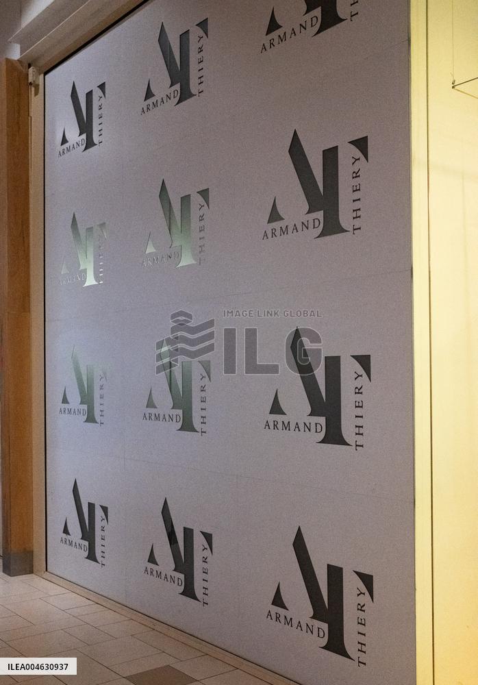 Shop and Logo - Shopping Center - Rambouillet