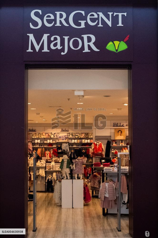 Shop and Logo - Shopping Center - Rambouillet