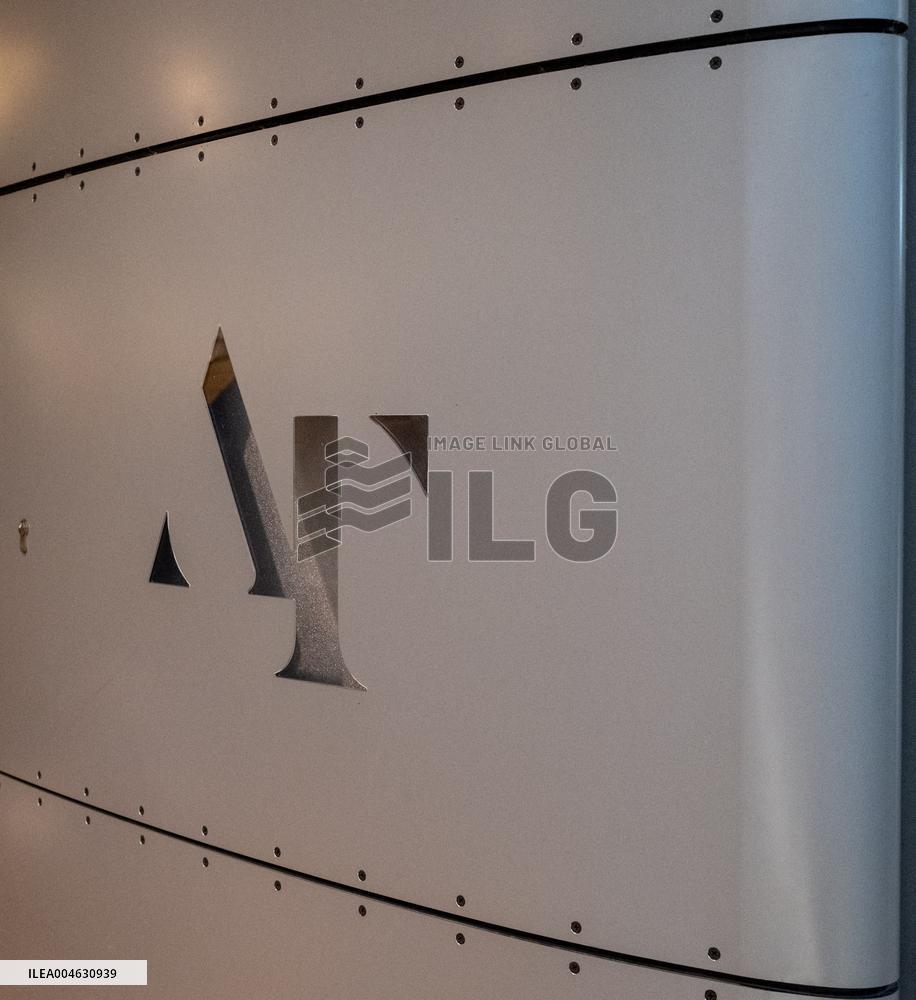 Shop and Logo - Shopping Center - Rambouillet