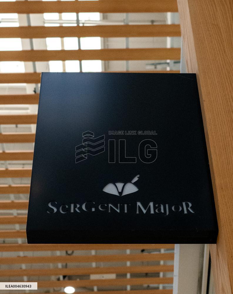 Shop and Logo - Shopping Center - Rambouillet