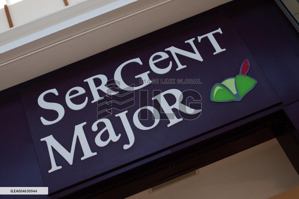 Shop and Logo - Shopping Center - Rambouillet