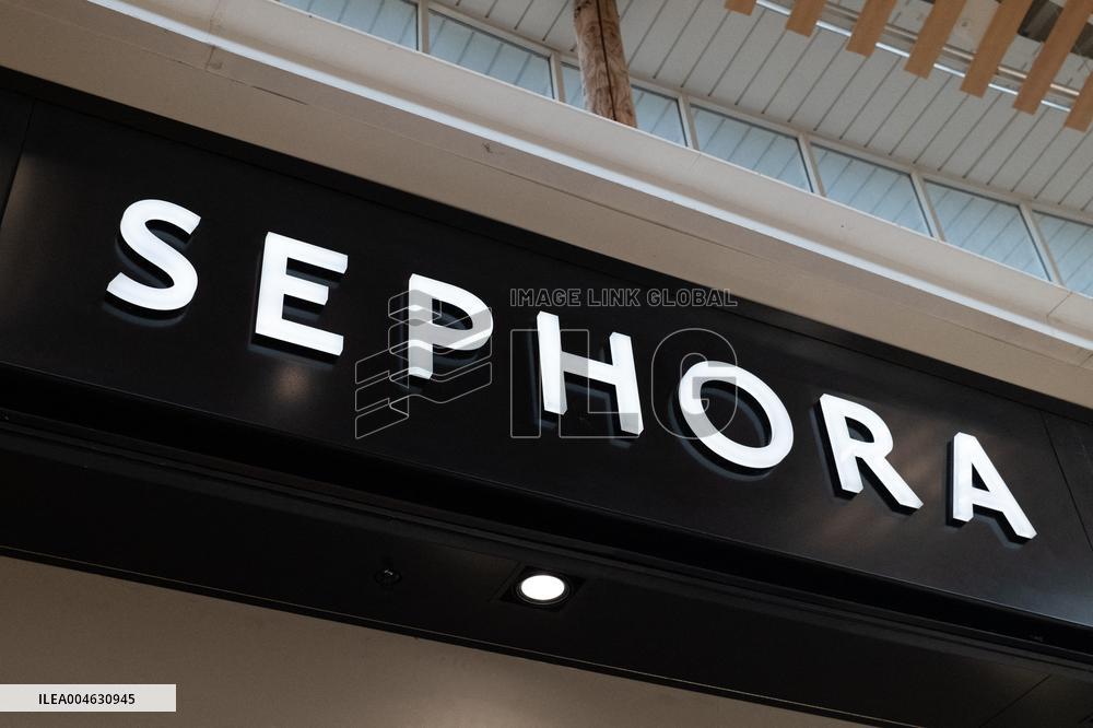 Shop and Logo - Shopping Center - Rambouillet