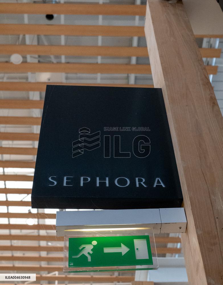 Shop and Logo - Shopping Center - Rambouillet