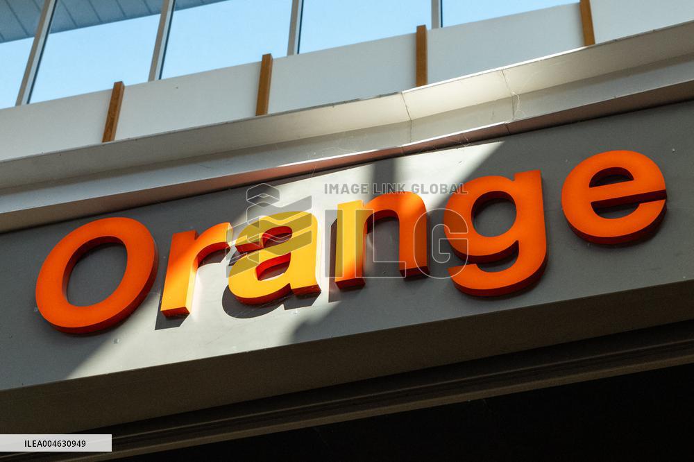 Shop and Logo - Shopping Center - Rambouillet