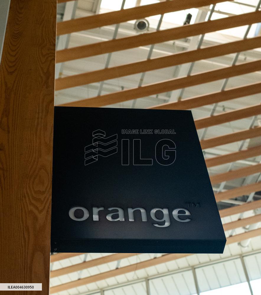 Shop and Logo - Shopping Center - Rambouillet