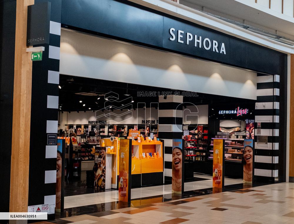 Shop and Logo - Shopping Center - Rambouillet