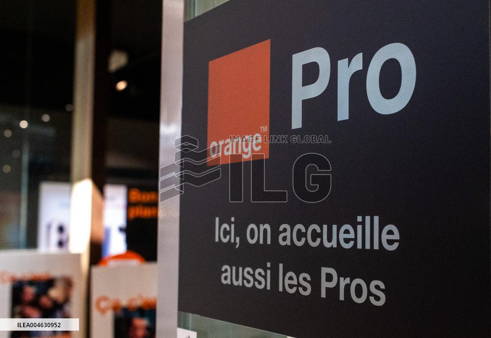 Shop and Logo - Shopping Center - Rambouillet