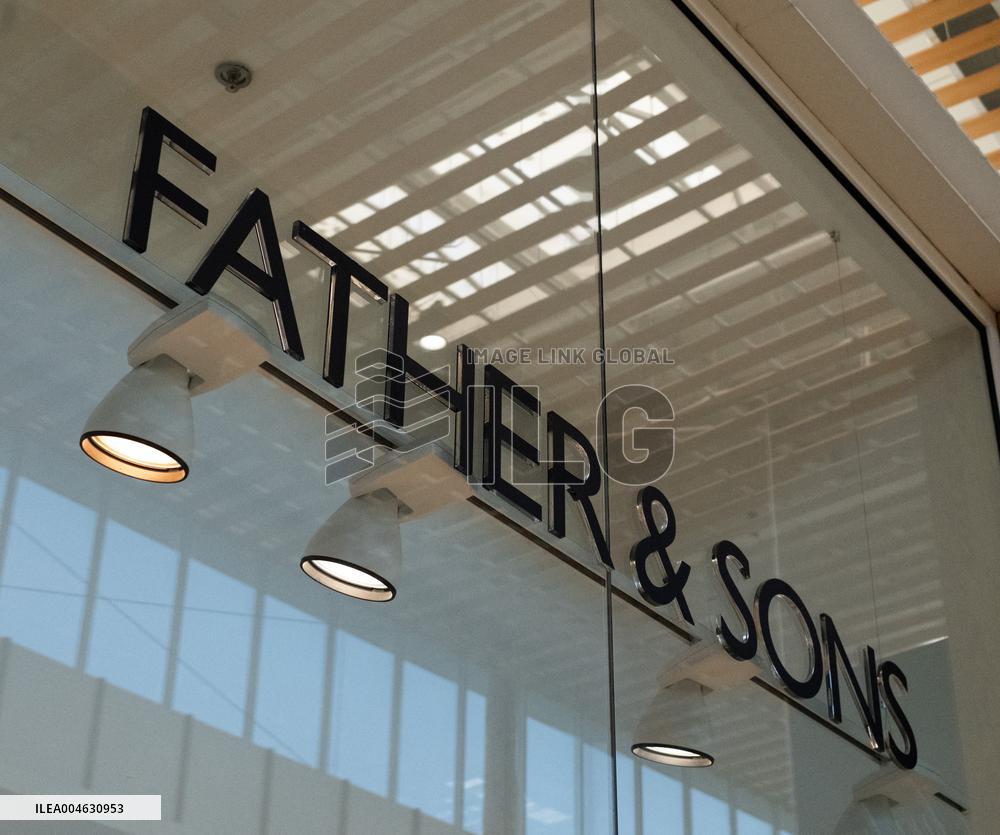 Shop and Logo - Shopping Center - Rambouillet