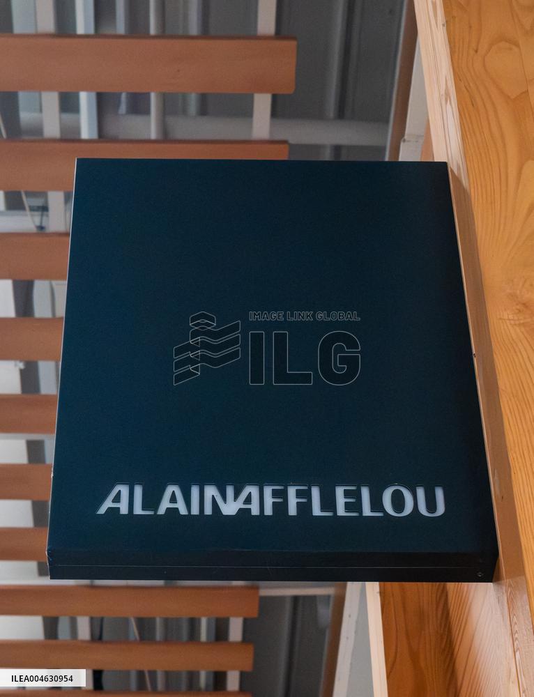 Shop and Logo - Shopping Center - Rambouillet